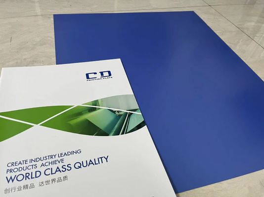 Plaque CTP thermique bleue avec un temps de développement de 25 à 30 secondes et une source lumineuse sensible de 830 nm pour une impression de haute précision