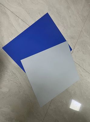 Plaque thermique CTP double couche avec précision d'enregistrement améliorée et revêtement bleu foncé pour une manipulation à la lumière du jour