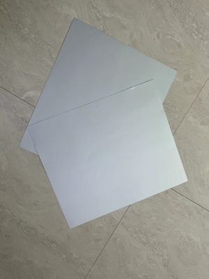 Plaque d'impression CTP sans développement avec 100 000 à 200 000 impressions et une durée de conservation de 20 mois, grisâtre blanc